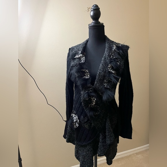 Flora Paris wrap sweater Nwt - Picture 2 of 9